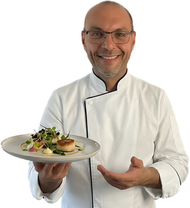 David Nagib, kok en eigenaar van Maximus Catering, presenteert lachend een opgemaakt gerecht